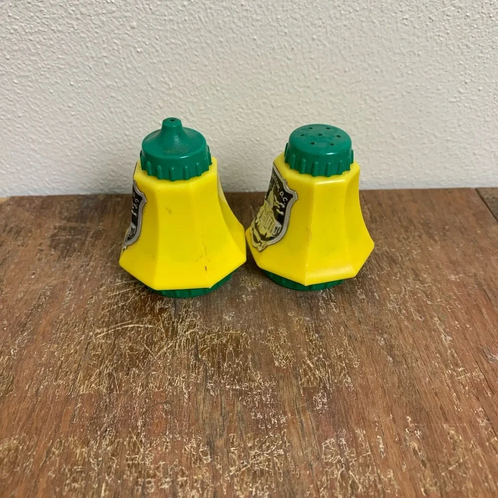 VTG plastic green‎ & yellow Washington DC souvenir tourist salt & pepper shakers